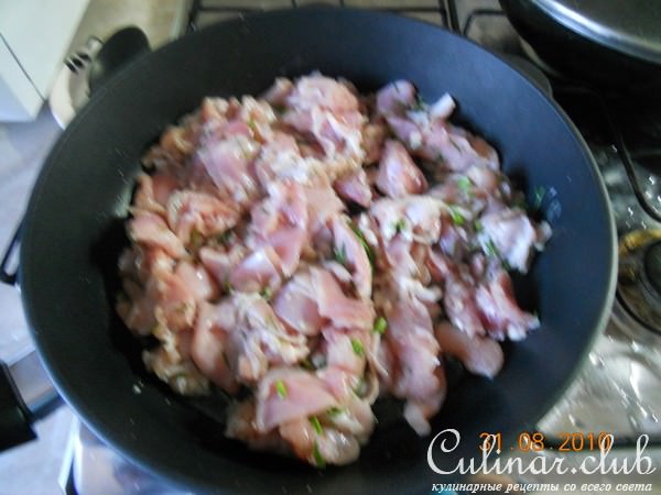 Филе кролика, запеченное в сметанно-сырном соусе с помидорами и грецким орехом