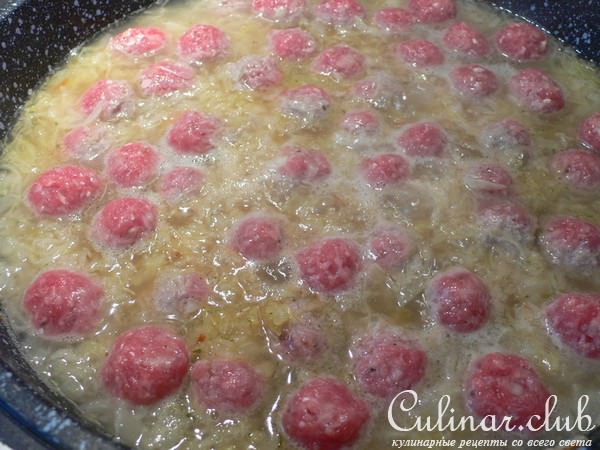 Фрикадельки тушеные с кислой капустой