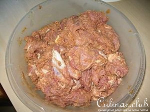 МЯСО РАЗБИТНОЕ, тушённое в кислосладком томатном соусе.