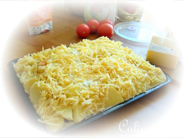 Мясо под сыром и картошкой.