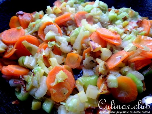 Рёбрышки с беконом,овощами и гречкой