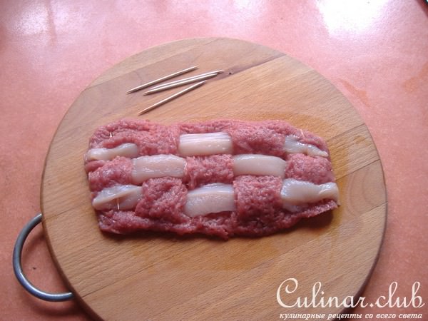 Мясная плетенка под сырным соусом