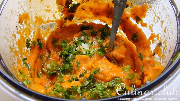 Рулет из говядины с сыро-копчёным окороком и овощным соусом.