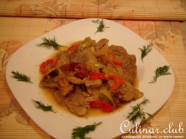 Свинина тушеная со сливами и яблокам