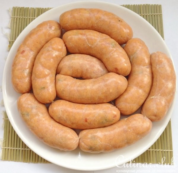 Куриные колбаски с ветчиной, оливками и рисом со свекольным релишем