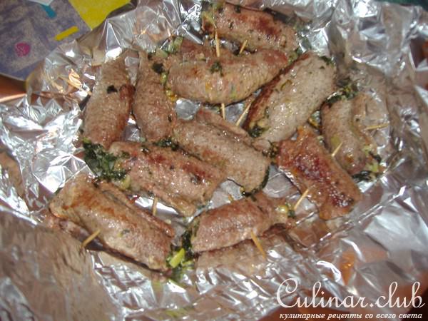 Мясные рулетики с шпинатом и грибным соусом