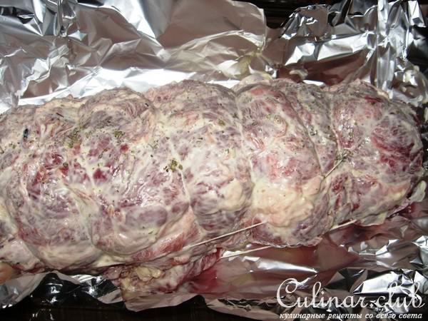 Мясной рулет с яблочно-изюмовой начинкой
