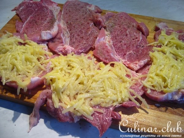 Шницель с картофельной корочкой и сметанно-ароматным соусом