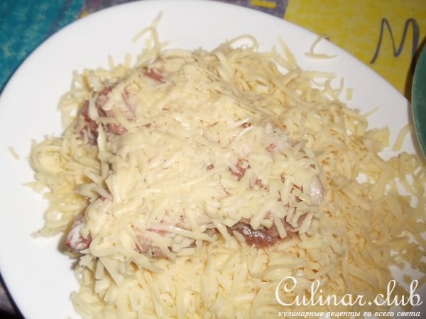 Свинина в сырной корочке с овощными биточками