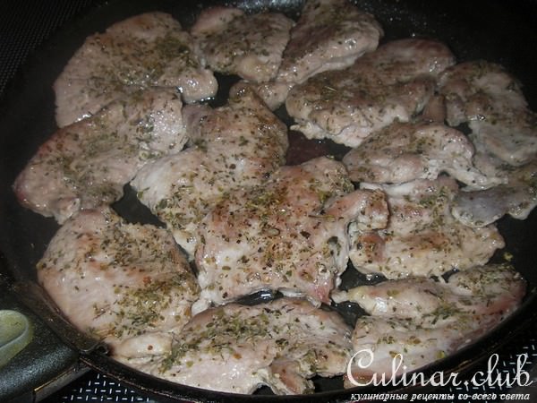 Свинина с шампиньонами и соусом из голубого сыра