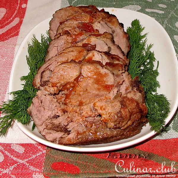 Рулет из говядины с начинкой из фарша и сыра под томатным соусом
