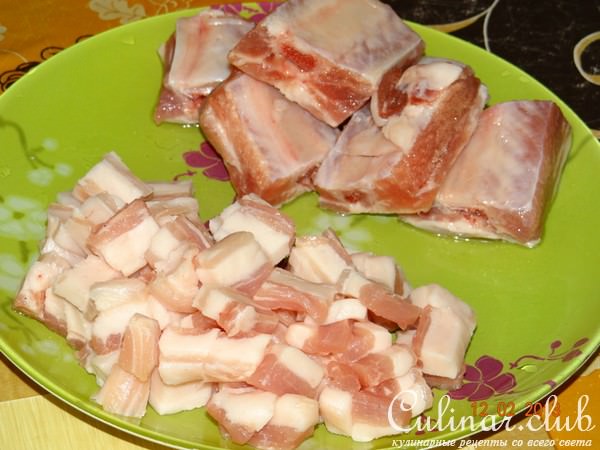 Жаркое из мяса с квашеной капустой и съедобной крышечкой