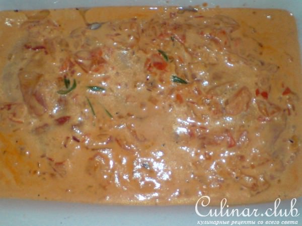 Мясо,запечённое в духовке под сливочно-овощным соусом с булочкой
