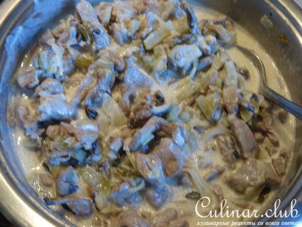 Бефстроганов с солеными огурцами и грибами.
