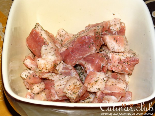 Жаркое из мяса с квашеной капустой и съедобной крышечкой