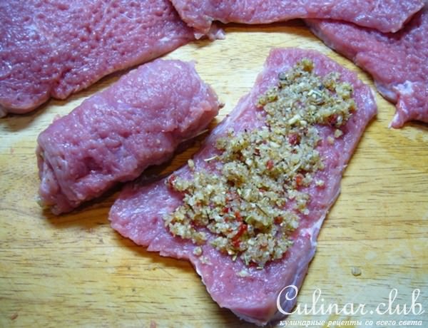Мясные рулетики с орехами и вялеными помидорами