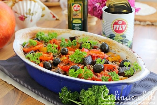 Мясное рагу с овощами и маслинами.