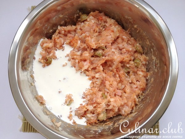 Куриные колбаски с ветчиной, оливками и рисом со свекольным релишем