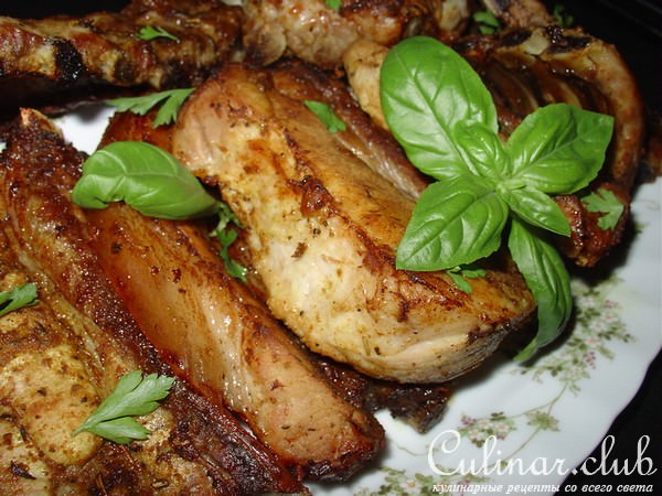 Мясо и рёбрышки, запечённые в ароматной приправе.