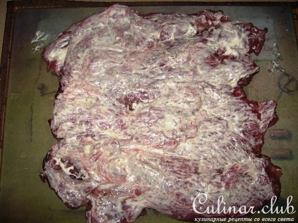 Мясной рулет с яблочно-изюмовой начинкой