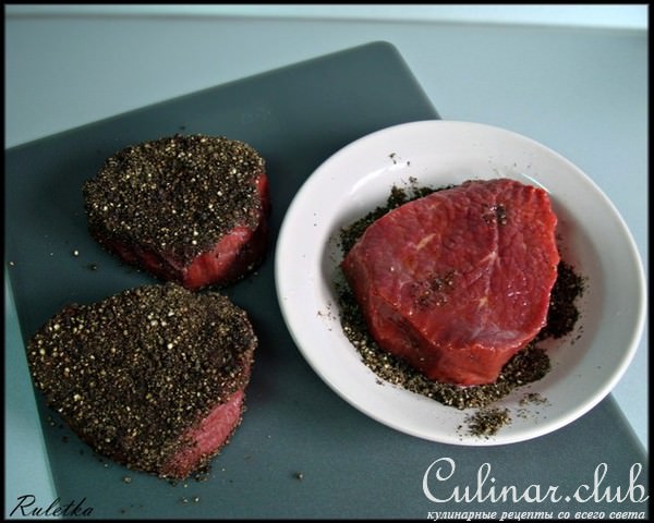Перечный раундрамб-стейк с грилованными овощами (pepper raundramb-steak).