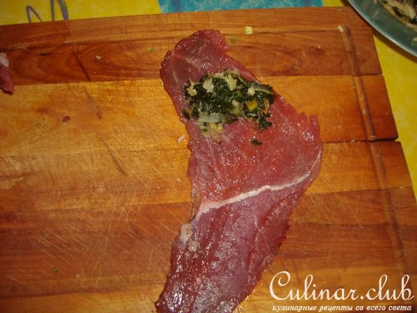 Мясные рулетики с шпинатом и грибным соусом