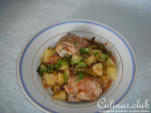 Картофель с куриными бедрышками и зеленой фасолью
