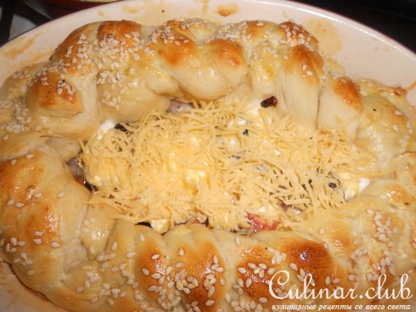 Запеченный кролик в ободке из теста с кунжутом