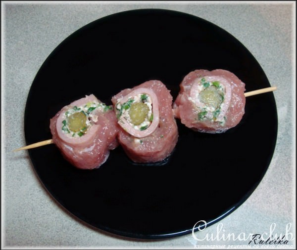 Мясные рулетики на шпажках с корнишонами и творожно-паштетной начинкой.