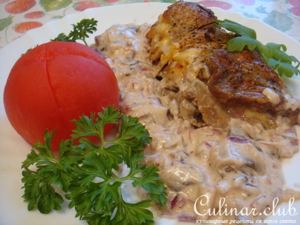 Мясной рулетик с грибным соусом