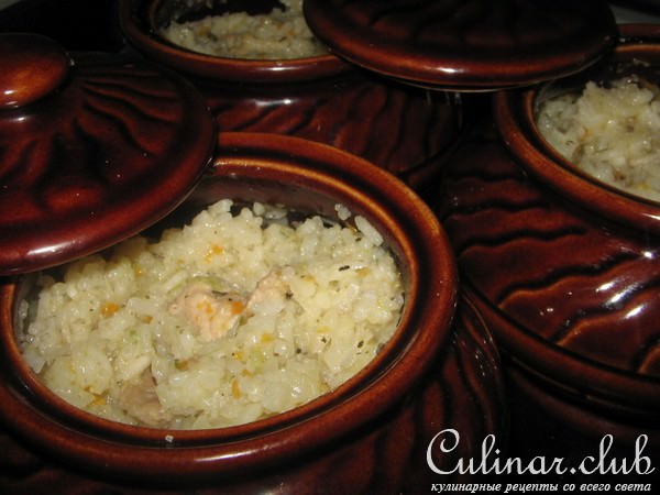 Рис с курицей и капустой в горшочке.