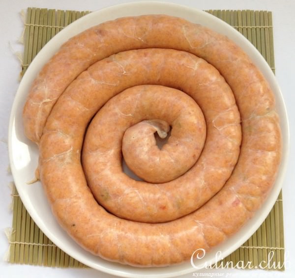 Куриные колбаски с ветчиной, оливками и рисом со свекольным релишем