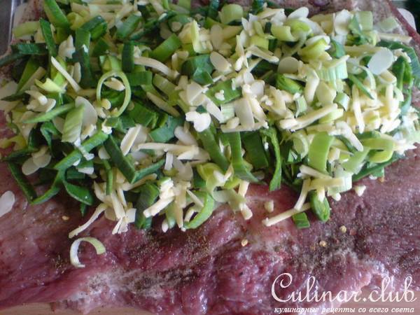 Свиная грудинка,начинённая пореем и сыром