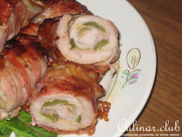 Мясные рулетики в беконе.
