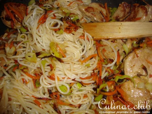 Вырезка с рисовой лапшой и овощами