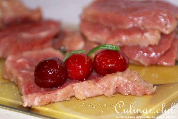 Мясные рулетики с вишней, бальзамом и корицей