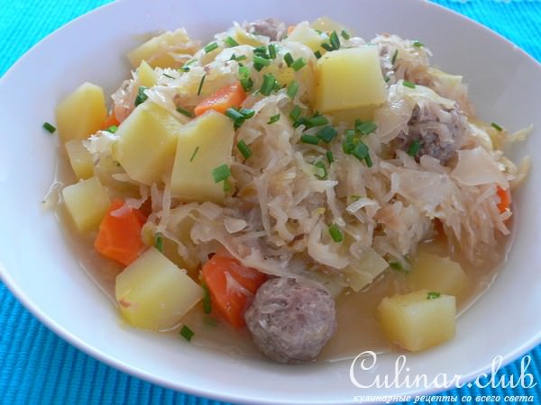 Фрикадельки тушеные с кислой капустой