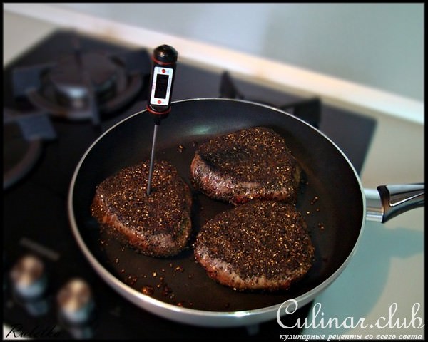 Перечный раундрамб-стейк с грилованными овощами (pepper raundramb-steak).