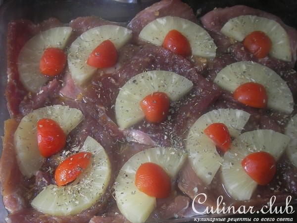 Свинина, запеченная с ананасами и помидорами черри