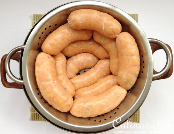 Куриные колбаски с ветчиной, оливками и рисом со свекольным релишем