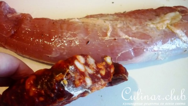 СВИНАЯ ВЫРЕЗКА С АРОМАТНЫМ МАСЛОМ,ЧОРИЗО И ПИКАНТНЫМ СОУСОМ С БАЛЬЗАМИКО