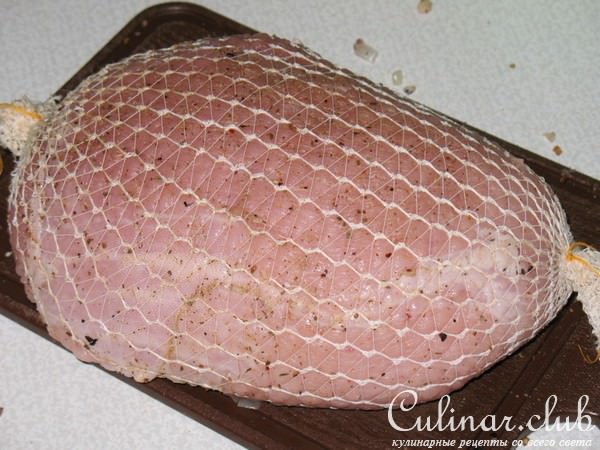 Окорок, фаршированный яблоками, с яблочной горчицей.