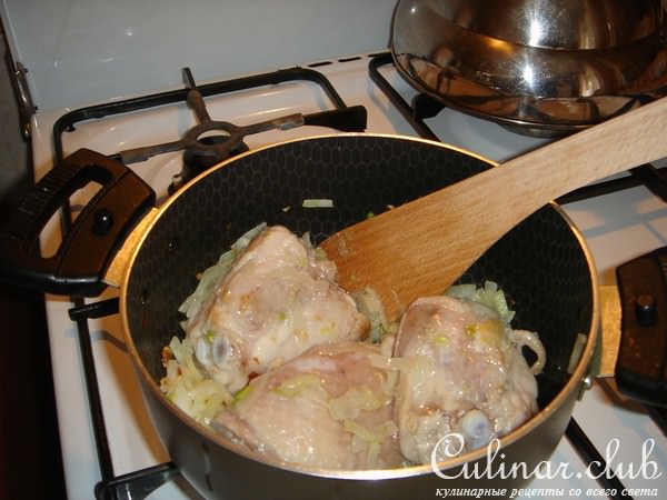 Картофель с куриными бедрышками и зеленой фасолью