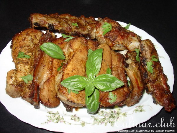 Мясо и рёбрышки, запечённые в ароматной приправе.