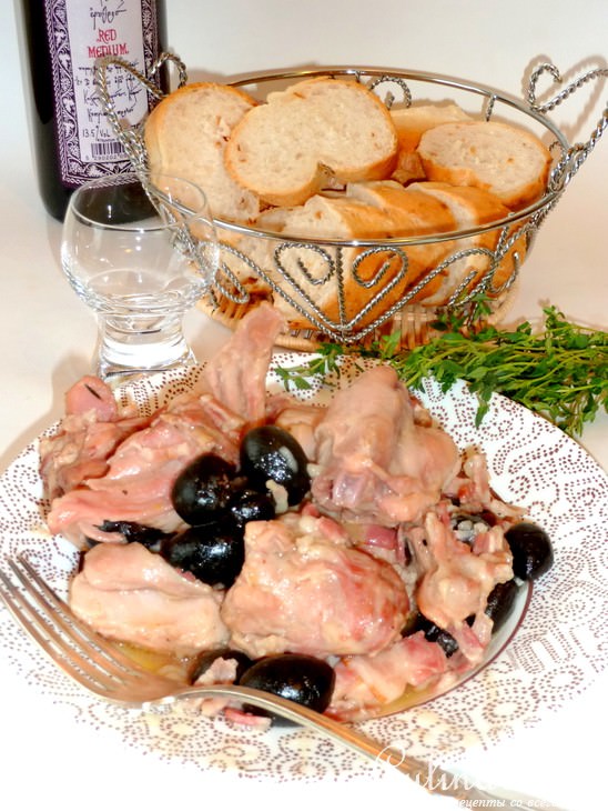 Кролик с маслинами в винном соусе (Lapin aux olives)