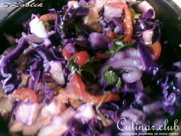 Краснокочанная капуста, красные яблоки и красные перцы, тушеные в красном вине.