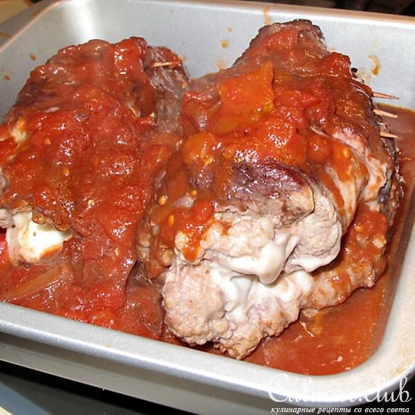 Рулет из говядины с начинкой из фарша и сыра под томатным соусом