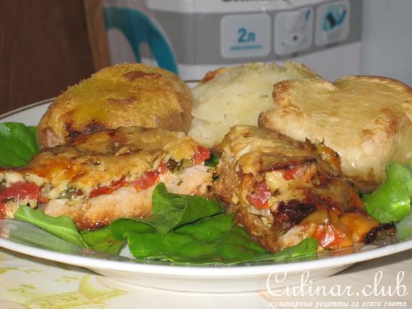 Свининка под подушкой и запеченый картошка.