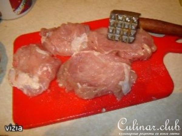 Медальоны из свинины в рубленных орехах