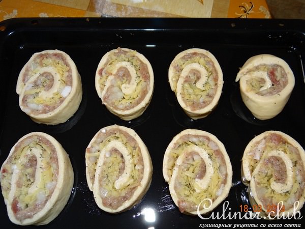 Мясные мини-рулетики под овощным соусом